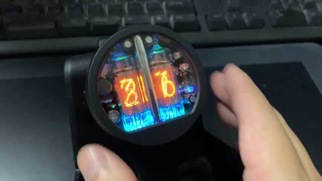 玩家展示最新辉光管手表 仿佛穿越游戏《命运石之门》