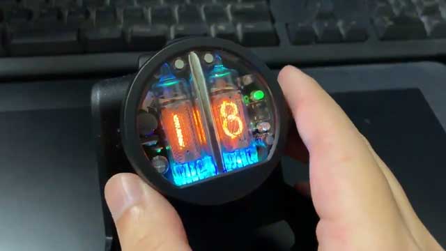 玩家展示最新辉光管手表 仿佛穿越游戏《命运石之门》
