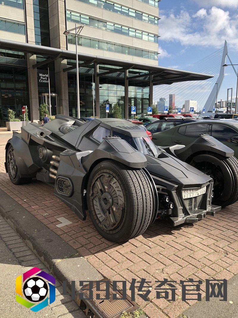 酷炫爆表！荷兰街头惊现《蝙蝠侠：阿卡姆骑士》还原蝙蝠车 